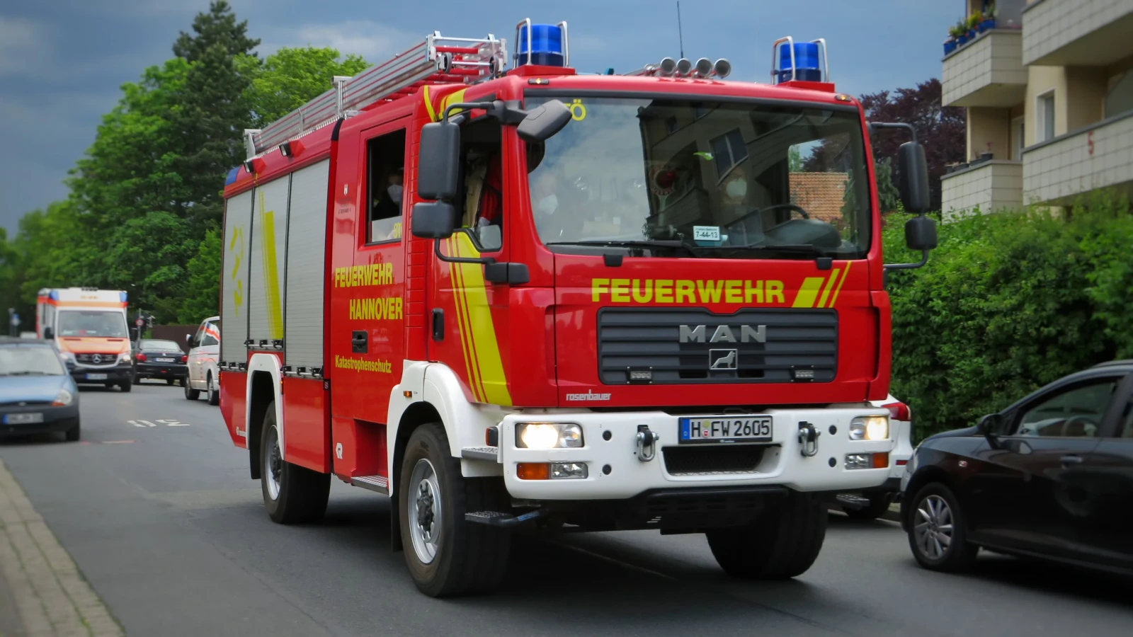 Zimmerbrand im Dachgeschoss - zeitaufwendiger Einsatz für die Feuerwehr Düsseldorf - keine Verletzten