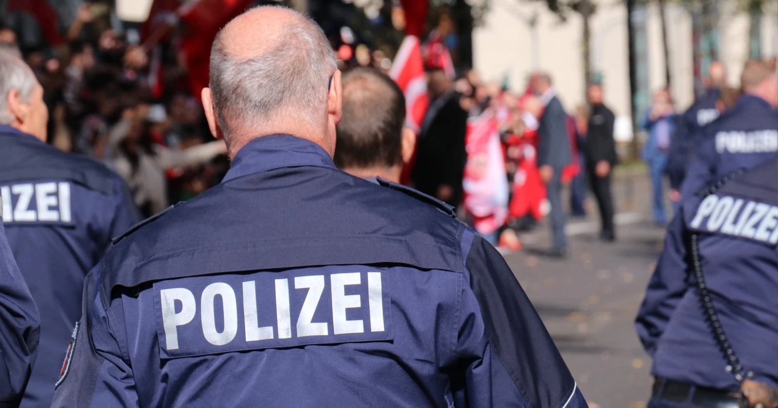 BPOL NRW: Bundespolizei am Flughafen D&uuml;sseldorf nimmt am Wochenende acht Reisende fest - Einer versuchte zu fliehen